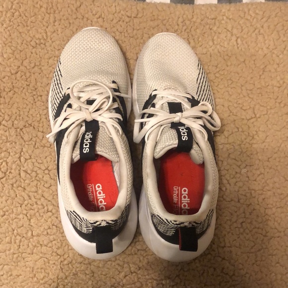 Men’s 8 White Adidas Tennis Shoes - Picture 2 of 3